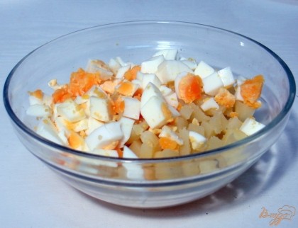 Картофель и яйца нарезаем кубиками.