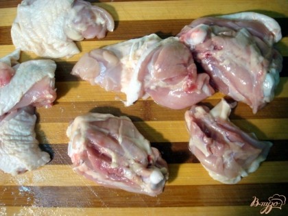Кусочки курицы нарежем небольшими порционными кусочками.