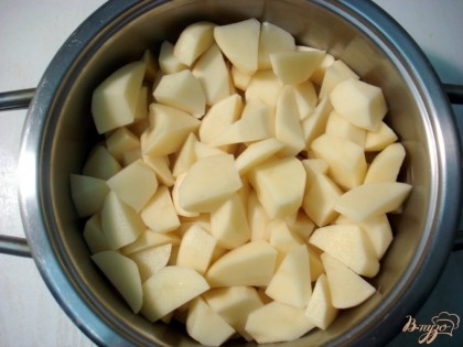 Картофель чистим, нарезаем и отправляем в сотейник. Картофель лучше брать рассыпчатые сорта.