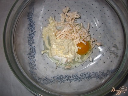 В миску натрите плавленный сыр, добавьте муку, яйцо, соль, майонез и сметану, перемешать.