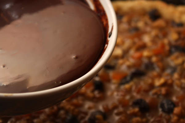 Вылить шоколадный ганаш на пирог и поставить охлаждаться.