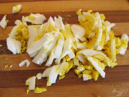 Вареные яйца режем на полоски.