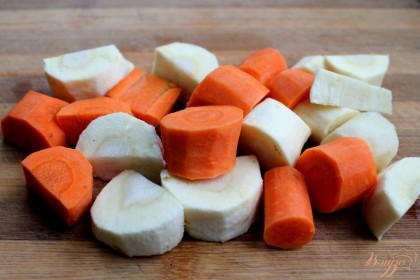 Морковь и пастернак чистим от шкурки и режем крупно.  Добавляем овощи в кастрюлю и готовим на малом огне.