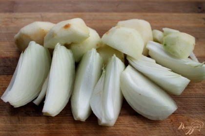 Далее добавим кусочки яблока и порезанный крупно репчатый лук.