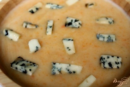 Крем суп насыпаем в тарелку, сверху кладем кусочки голубого сыра.