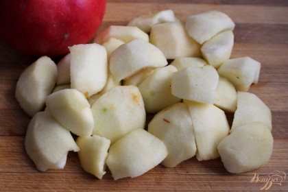 Яблоки очищаем от кожуры и семечек и нарезаем крупными кусками. Яблоки высыпаем в силиконовую форму. Если запекаете в металлической форме, предварительно ее смажьте подсолнечным маслом и пресыпьте мукой.