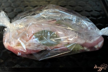 Кладем свинину в рукав и завязываем края. Отправляем мясо в духовку на 1 час. Готовим при температуре 180 градусов.