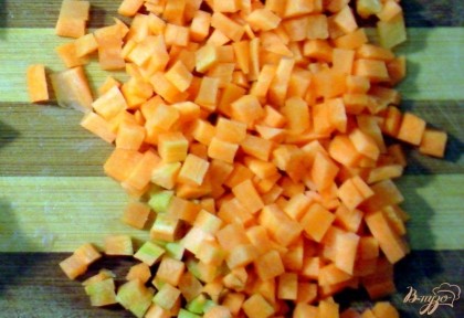 Морковь чистим и нарезаем мелкими кубиками, отвариваем. Можно пассеровать, но тогда получается слишком жирно.