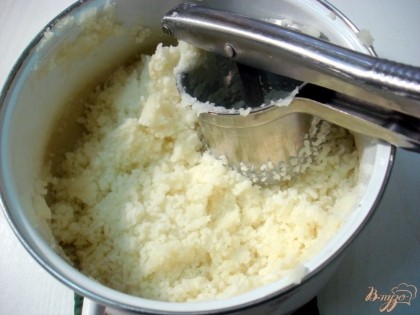 Готовый картофель пюрировать любым удобным способом, добавить масло и молоко.