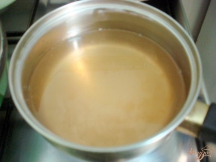 Сироп собрать в отдельную посуду. К сиропу добавить 300 миллилитров воды, нагреть его до горячего, тонкой струйкой добавляйте желатин, при быстром помешивании. Размешивайте до полного растворения желатина.