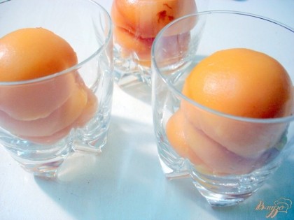Персики разложите по стаканам.