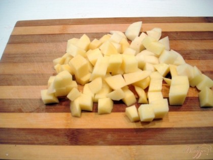 Картофель чистим и нарезаем кубиками и отправляем вариться.