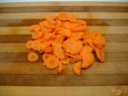 Морковь нарезаем кружочками.