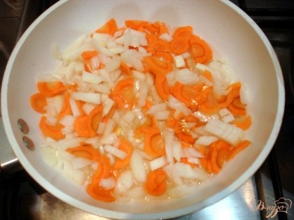 Лук и морковь пассеруем на растительном масле до мягкости.