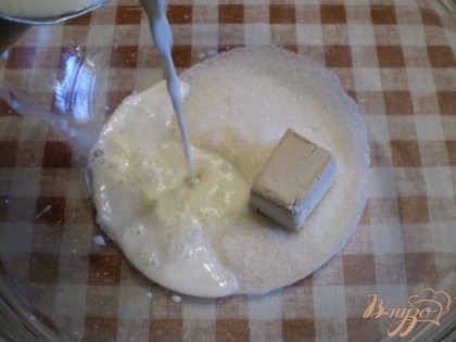 Приступим. В миске соединяем дрожжи свежие, сахар и теплое молоко.