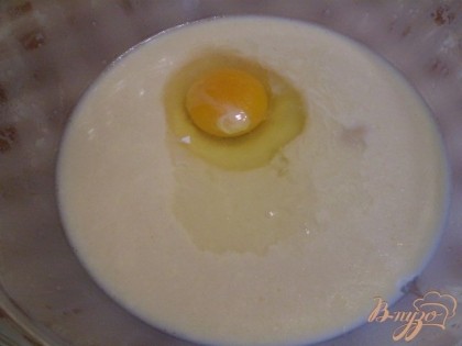 После растворения всех ингредиентов добавляем сырое яйцо.