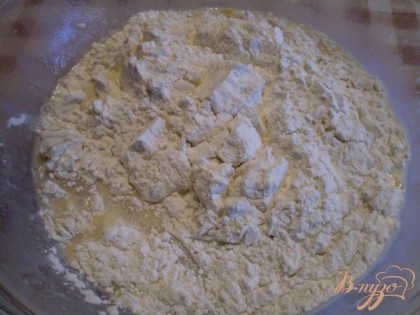 После вводим муку и ванилин. Вымешиваем тесто.
