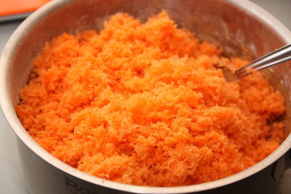 Для начала нужно натереть морковь на мелкой терке (либо выжать из моркови сок, чтобы осталось 300 г жмыха).