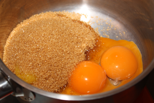 Отделяем яичные желтки, добавляем к ним сахар и взбиваем до получения пышной светлой массы.
