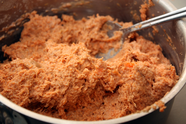 Теперь нужно добавить во взбитые желтки морковь и муку, просеянную с разрыхлителем. Если вы готовите пирог со жмыхом, добавьте 50-80 мл молока, чтобы смесь была не слишком сухой.