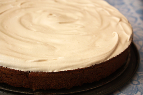 Оставьте пирог в прохладном месте на денек, а уж потом наслаждайтесь его вкусом и ароматом.