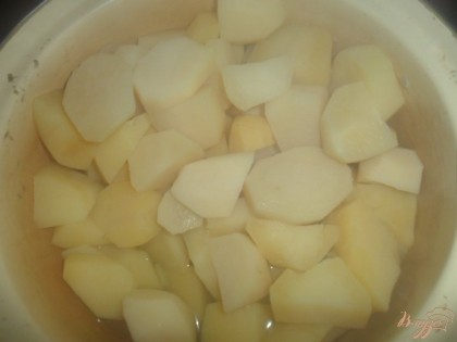 Картофель почистить помыть и отварить до готовности. Воду слить, оставить млилитров 200 для картофельного пюре.