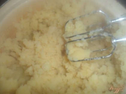 Размять картофель в пюре с добавлением воды с картофельного отвара.