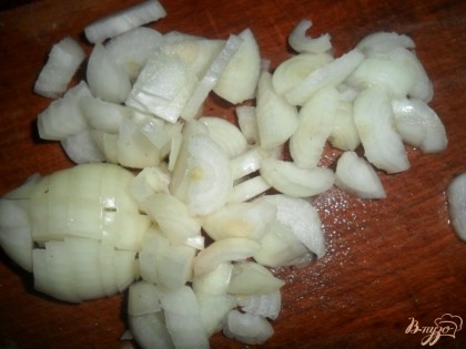 порезать лук и добавить к грибам.