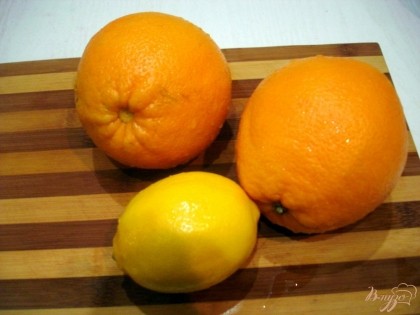Нам понадобятся 2 апельсина и один лимон. Тщательно моем их с помощью щётки и ошпариваем кипятком.