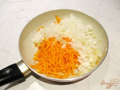 Лук репчатый мелко нарезаем, а морковь трем на терке. На сковороду с подсолнечным маслом кладем эти овощи и тушим 10 минут. Затем кладем в кастрюлю с горохом и картофелем.