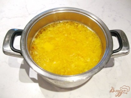 Суп солим и перчим по вкусу. Можете добавить любые приправы. Варим до готовности картофеля, моркови, лука и гороха.