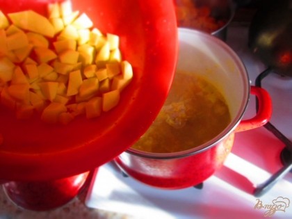 Картофель мелко нарежьте и добавьте в суп.