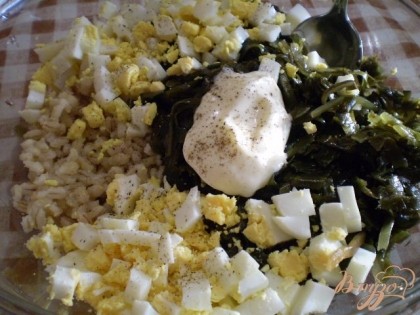 Соедините в салатнике отварную теплую крупу, морскую капусту, рубленные яйца, соль, перец черный молотый и майонез.
