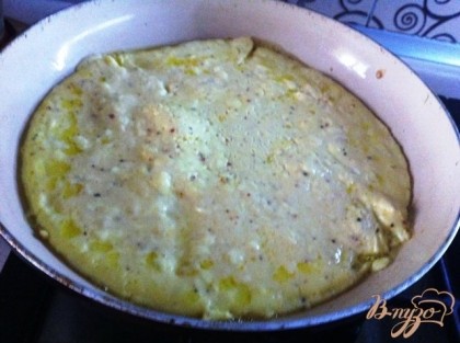 Смешиваем яйца со сметаной, солим, перчим и готовим плотный омлет.
