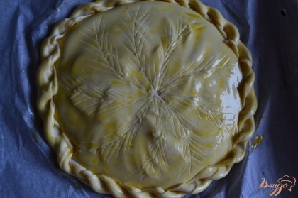 Поверхность пирога смазать желтком и острием ножа нанести узор, как подскажет ваша фантазия.Поставить в разогретую до 180С духовку на 20 минут.