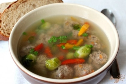 Готово! Овощной суп с фрикадельками готов. Дополнить можно свежей зеленью.  Подаем горячим, приятного аппетита.