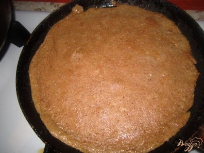 Разогреть сковороду с растительным маслом и вылить тесто в виде блинчика, жарить на среднем огне по две минуты..