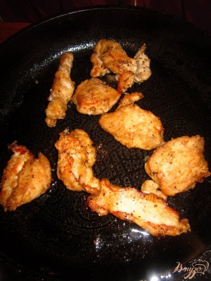 Обмакните куриное филе в муке и положите на раскаленную сковороду. Жарьте по 30 секунд с каждой стороны до золотистой корочки.