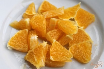 Апельсин чистим от кожуры, разделяем на дольки и нарезаем.