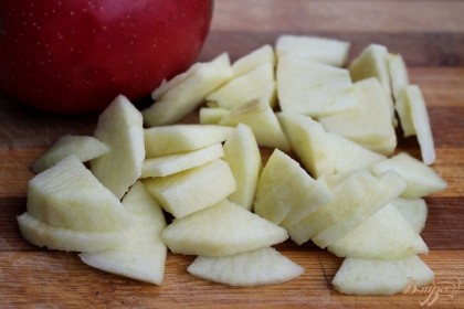 С яблока снимаем шкурку, вынимаем сердцевину и нарезаем небольшими дольками.