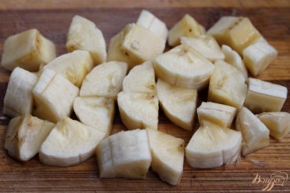 Банан чистим и режем на кусочки. Все порезанные фрукты соединяем.