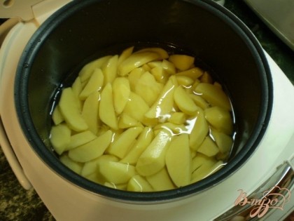Картофель очистить, порезать крупно, залить соленой водой, чтоб еле покрыло. Поставить в мультиварку на режим "суп".