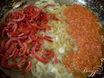 Добавьте перец болгарский и томат. Протушите.