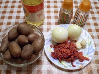 Приготовим продукты. Картофель отварите заранее в соленой воде в кожуре. Остудите.