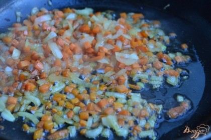На  сковороде с утиным жиром обжарить морковь и луковицу (мелко нарезать) в течении 5-7 минут. Затем влить вино и потушить 20 минут.