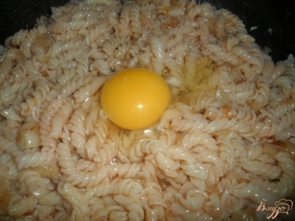 В макароны  вбить одно или два яйца, перемешать и жарить несколько минут, до готовности яиц.