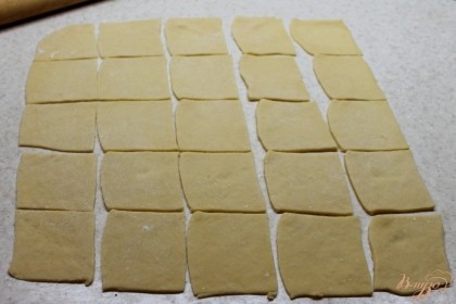 Тесто раскатываем толщиной 1-2 мм и нарезаем на квадраты.
