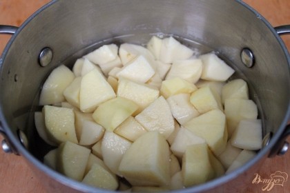 Картофель чистим, нарезаем и кладем в кастрюлю с холодной водой.  Готовим под крышкой на слабом огне минут 10.
