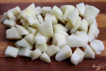 Яблоко чистим, режем и добавляем  к картофелю.