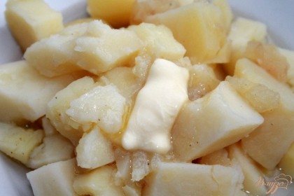 Готовый картофель с яблоком выкладываем на тарелку и добавляем сливочное масло.